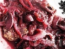 Рецепта Пържено пилешко месо с гъби, лук и чесън и сос от боровинки, масло и червено вино